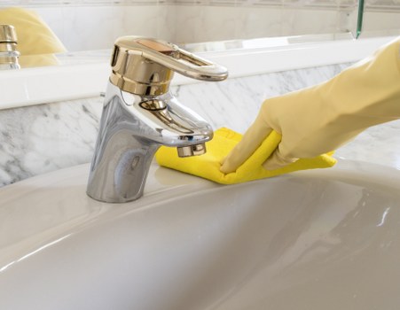Bathroom end of tenancy cleaning in a west London home